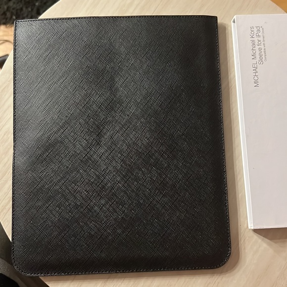 Michael Kors SLEEVE FOR IPAD (compatible w/Smart Cover) + FREE GIFT W/ PURCHASE! - Picture 4 of 8